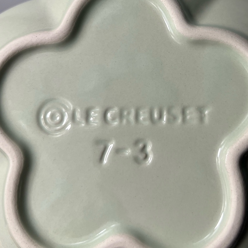 Le Creuset Stoneware Flower Petal Scalloped Trinket Dish Plate Tray - Picture 10 of 10